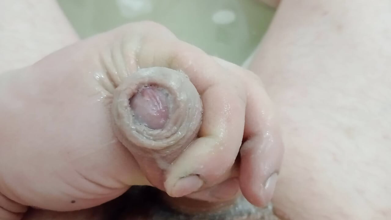 Masturbándose en el baño y corriéndose