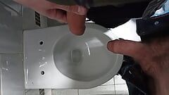 极端，公共厕所，尿在一个femboy鸡巴上！