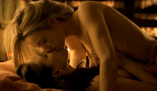 Zoie Palmer und Anna Silk nackte Lesbenszene in Lost Girl