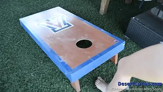 Shey Holmes и две другие тинки играют с обнаженным кукурузным дыром