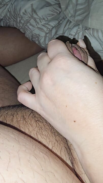 Bugün nasıl uyanıyorum!! Üvey anne üvey oğluna büyük yarakla harika bir elle muamele çekiyor