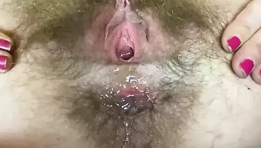 Gros clito, chatte poilue dégoulinante, orgasme