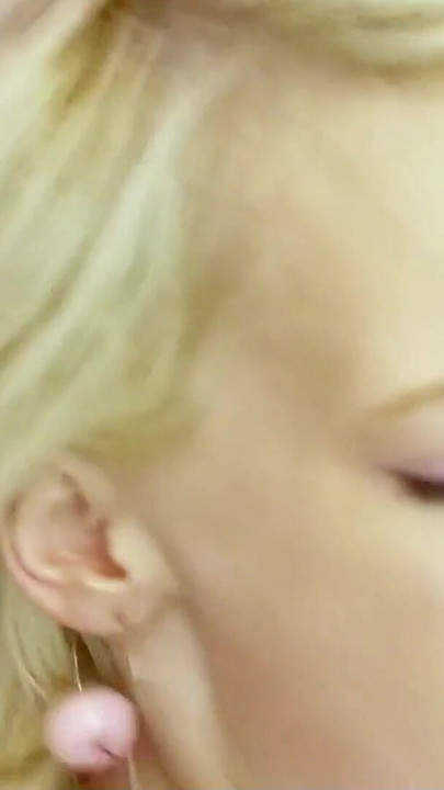 ช่วงเวลาอันน่าทึ่งจาก "ลูกพี่ลูกน้องสาวผมบลอนด์ตัวเล็กกับนมเล็กโดนควยใหญ่เย็ดครั้งแรกหลังถูกจับได้"