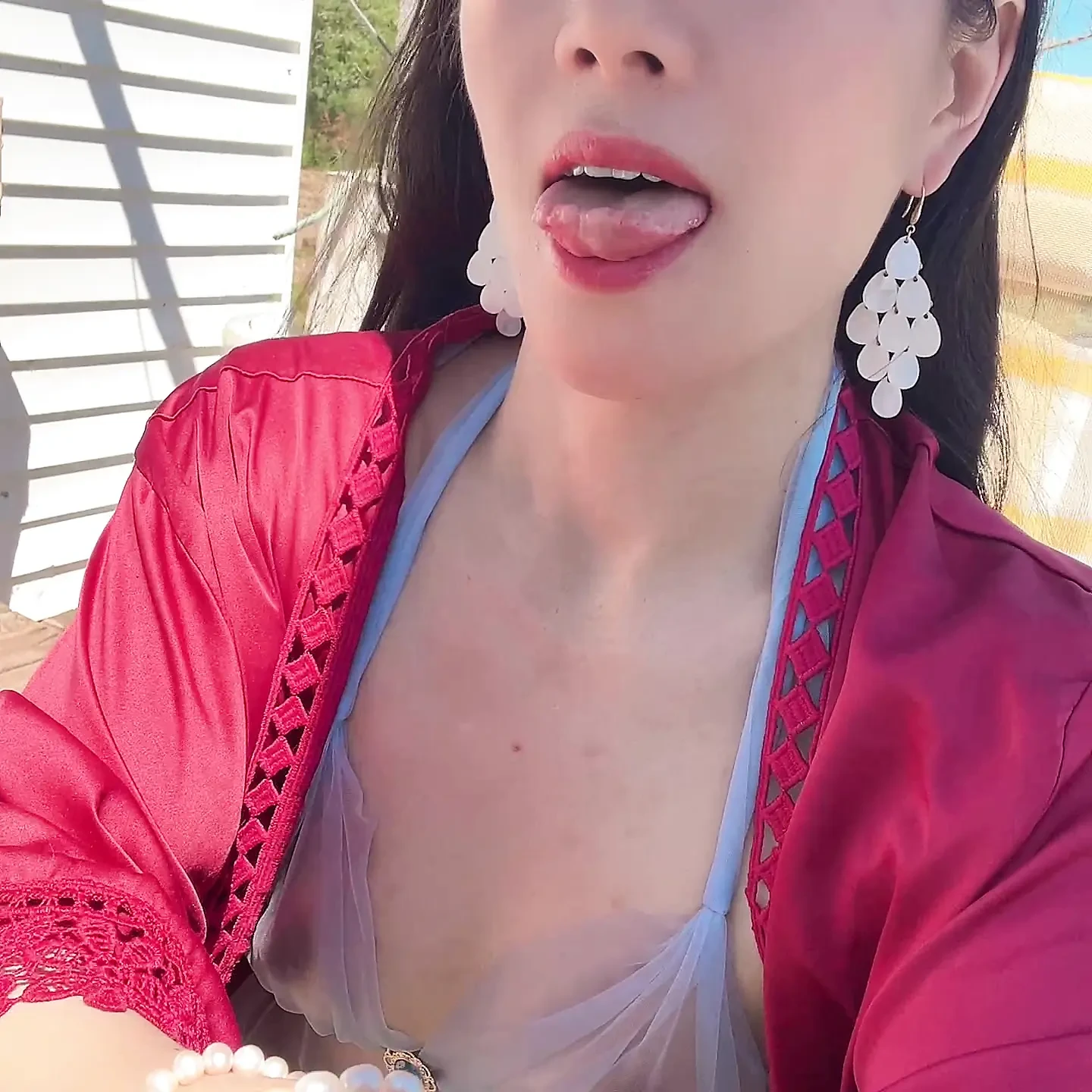 show pussy on the chair outside door