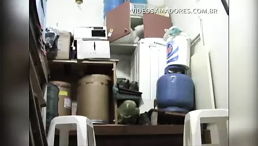 Паренек трахает уборщицу, скрывающаяся от стоп-мама в столовой