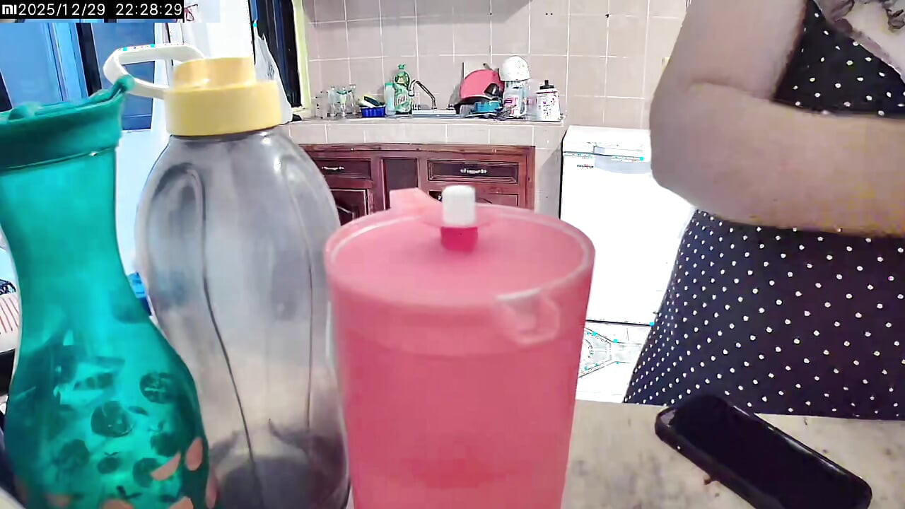 Minha esposa gordinha nádegas na cozinha ensinando