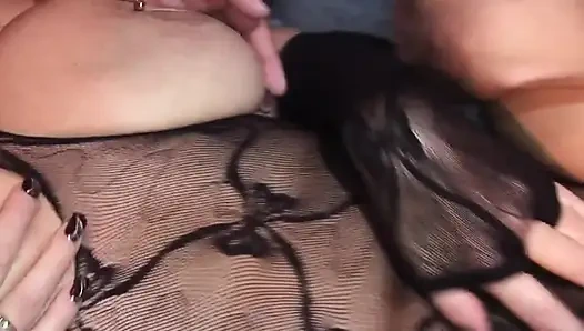 Зрелую милфу-блондинку трахнули в гэнгбэнге пульсирующие члены в нижнем белье