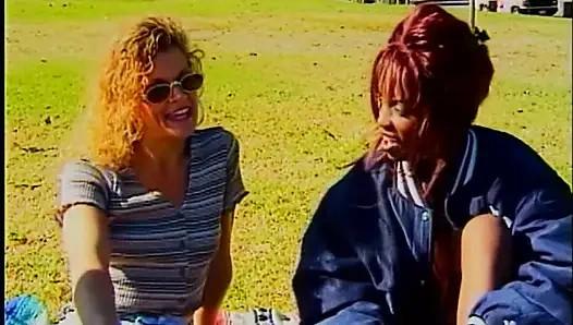 Pantat foursome hitam dan putih menjilati memek dalam posisi 69