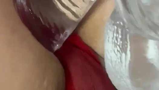 Neues spielzeug neckt ihre nasse muschi