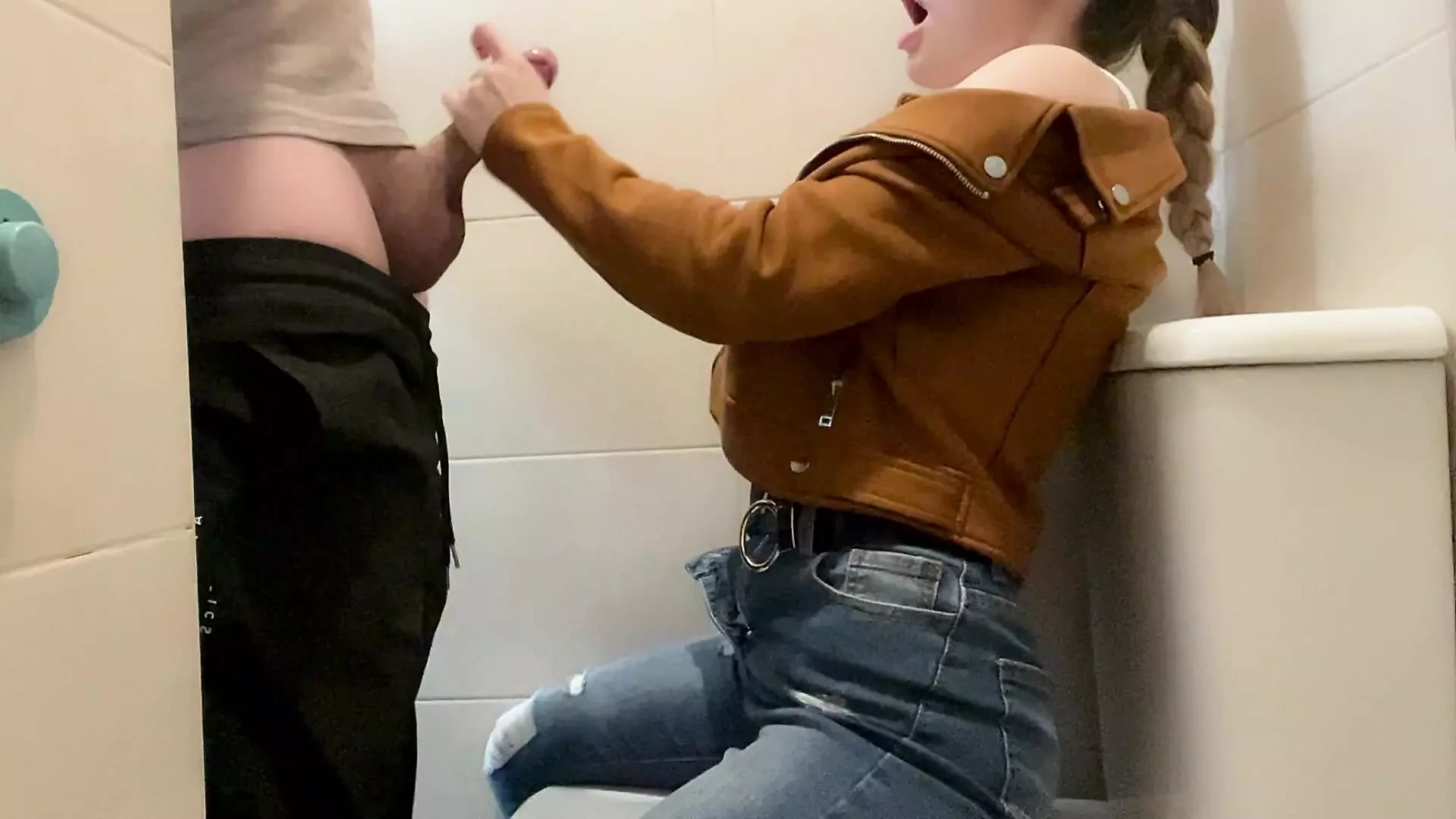 Mon copain m’invite à dîner puis me baise le cul dans la salle de bain du restaurant