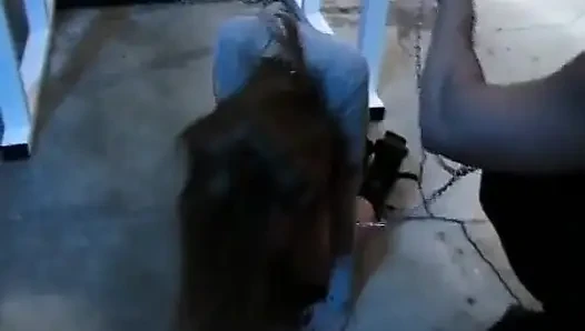 Baskın sarışın orta yaşlı seksi kadın esmer bebeği vahşi fetiş seansında cezalandırıyor