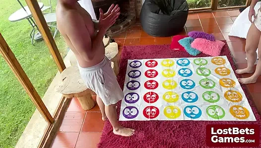 Amelia ve Lucas striptizli twister ile kızışıyor