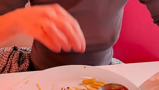 Das mittagessen in einem restaurant mit total hauchdünnen brustwarzen und sexy möpsen zeigt
