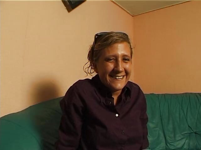 Blonda cu țâțe mici își freacă și își atinge pizda la audiție