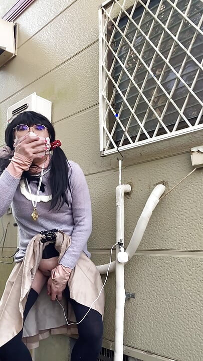 No117 Hiding in the shadow of a neighbor's house and masturbating