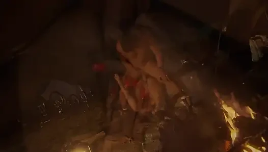 Ateşli üvey anne geceleri açık havada sikiliyor