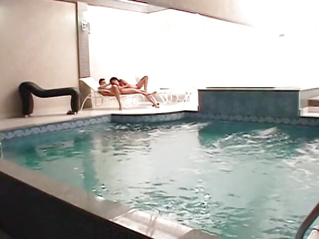 Morena puta recebe seu cu apertado fodido depois de chupar o pau do cara na piscina
