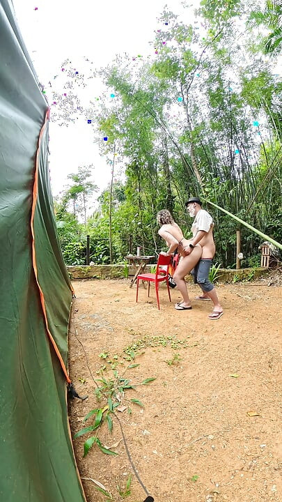 Người lạ làm tình tại khu cắm trại công cộng.