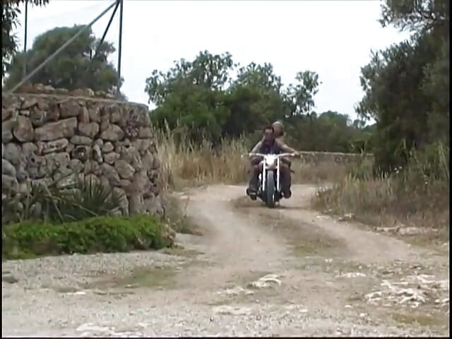 כוס וינטג' בלונדינית קטנה מזדיינת עם זין גדול ומוצצת בגינה