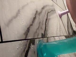 Un grande dildo nella doccia