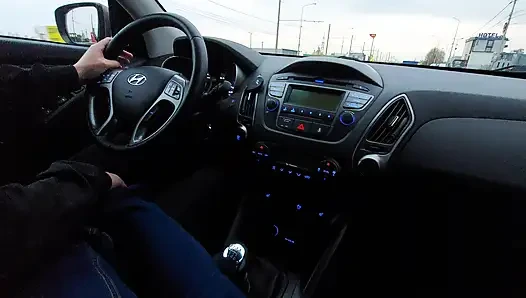 Amateur-MILF in jeans und nylonsocken gibt einem taxifahrer einen footjob
