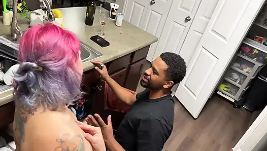 Büyük zenci yarağı bağımlısı orta yaşlı seksi kadın nüks ediyor