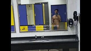 Jacovos nackt öffentlich Fitnessstudio Umkleidekabine in Athen, Griechenland, zeigt großen haarigen griechischen Schwanz