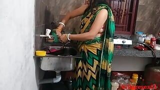 Jiju i Sali ruchają się bez zabezpieczenia w kuchni (oficjalne wideo Villagesex91)
