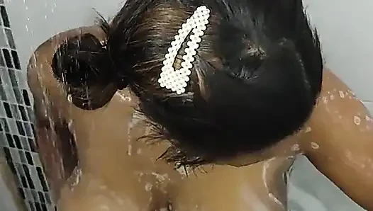 Antar ras di kamar mandi dengan latina