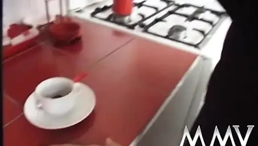 Değersiz nine Janedow mastürbasyon yapıyor ve büyük yarakla sikişiyor