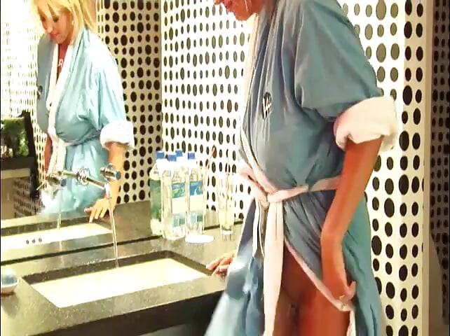 Rachel gets sexy in the bathtub