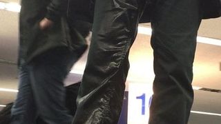 Mijo sorrateiro nas calças na esteira de bagagens do aeroporto