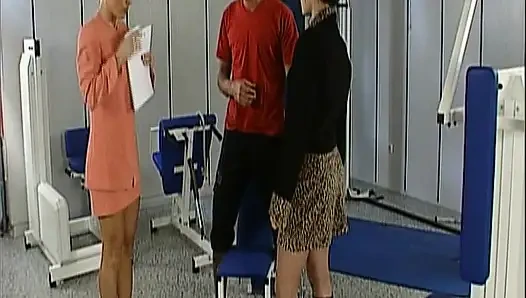 Tante girang jerman rambut pirang ini lagi asik muasin memeknya pakai mainan seks favoritnya