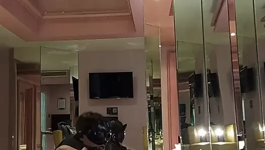 Я мастурбую во время горячего видео-звонка с моим пасынком и вставляет 22 см черный дилдо в мою киску.