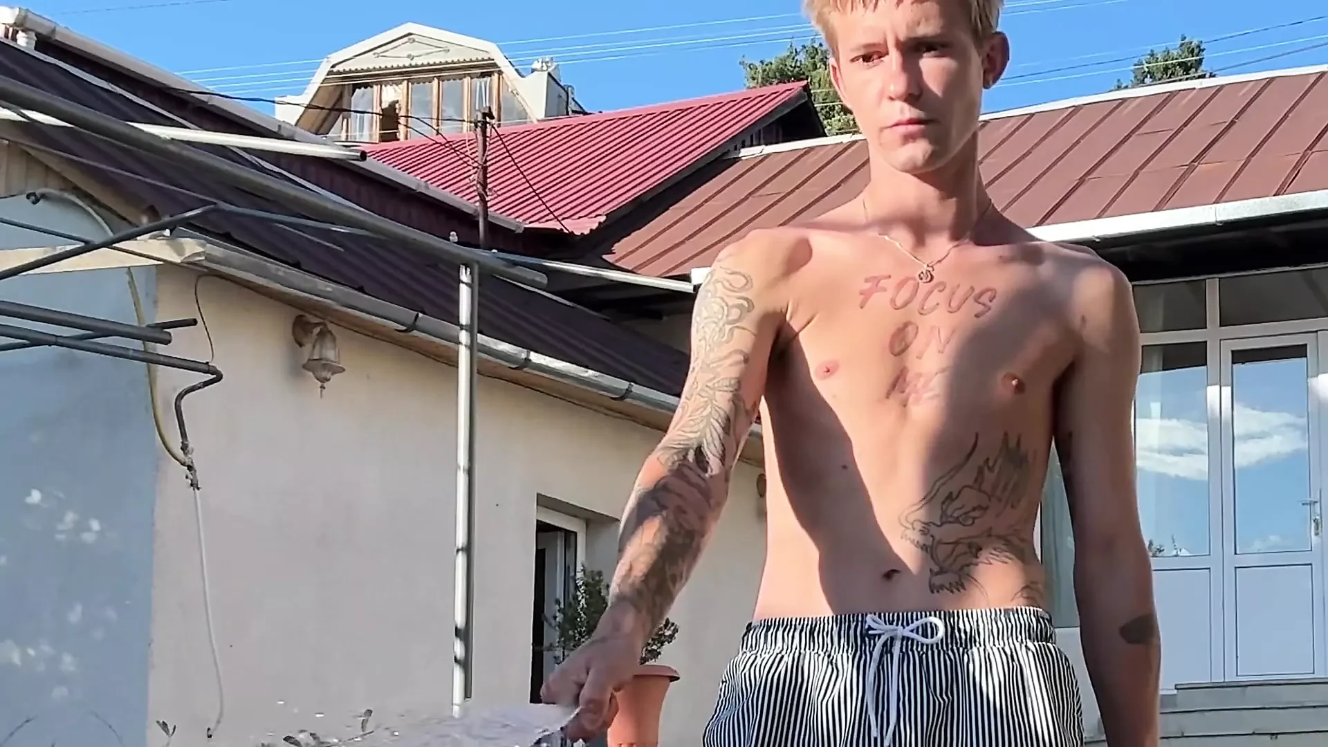 Backstage fångade en kille med en stor kuk som tittade på mig och ryckte av, deep throat avsugning och anal knulla färdigt