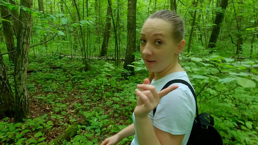 Une lycéenne timide m'a aidé à jouir et a montré ses talents de coquine! Pipe risquée et branlette dans la forêt avec le chant des oiseaux!