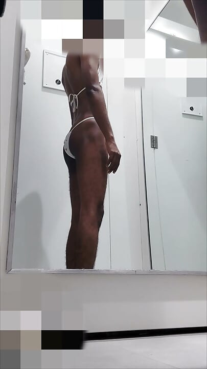 Fitting room nude flash