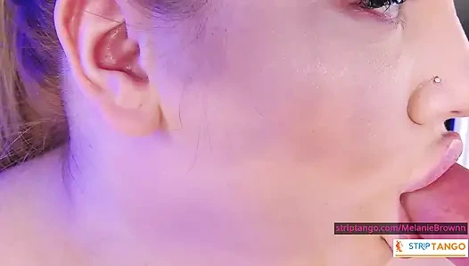 Oyuncu edepsizce konuşmalar burada başlıyor. Gerçek kız mastürbasyon yapıyor, 31 talimatı, bacakları kes!