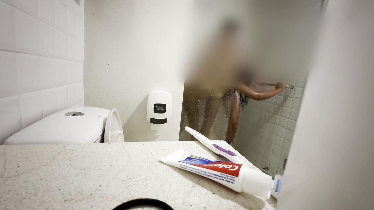 Elkaptam a mostohanővéremet, ahogy megérintette magát a zuhany alatt, és hagytam, hogy megbasszam