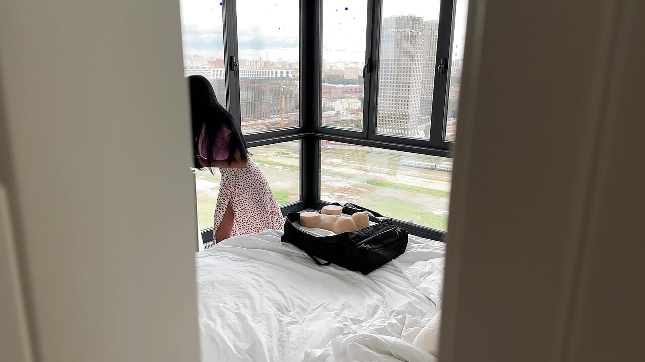 Adik tiriku yang hot pengen banget seks threesome sama tantaly doll