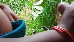 Bellezza indiana desi bhabhi nella foresta video di sesso hardcore all'aperto