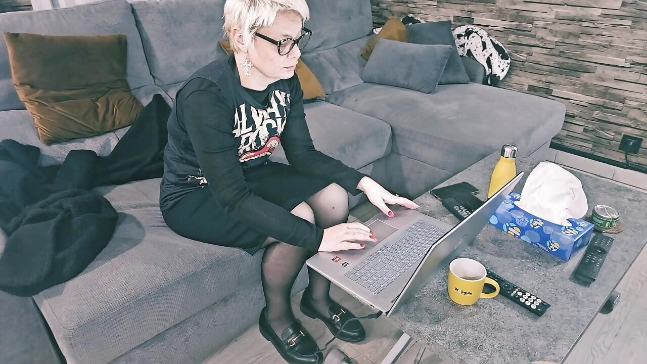 I Had to Choose Between Working or Using a Dildo on My Mature MILF Pussy