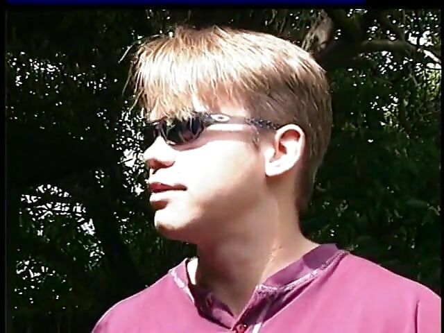 Hete brunette pijpt graag een lul en krijgt het diep in haar geschoren kut
