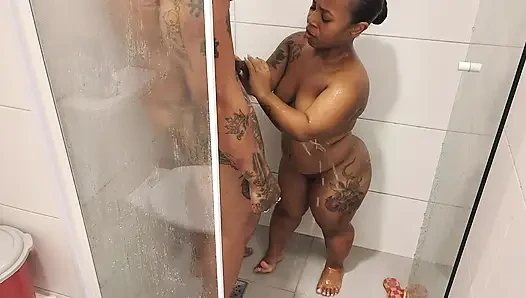 Baba Küçük Cüce ile Birlikte Banyo Yapıyor
