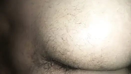 Hintli kadın ışıkları söndürerek seks yapıyor