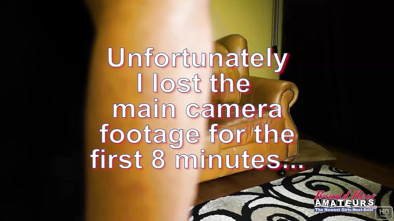 Napaljena plavuša Anja duboko guta kurac da bi je duboko jebala u pičku!