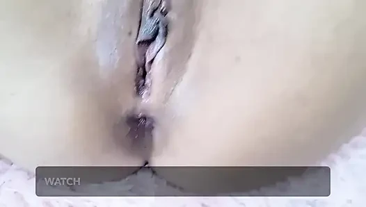 Perawan anal asli lagi asik ngentot kontol besar. Dia mengerang dan berteriak.