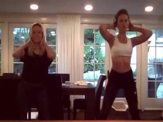 Kate Beckinsale e amiga loira gostosa dançam para &#39;&#39; todos &#39;&#39;