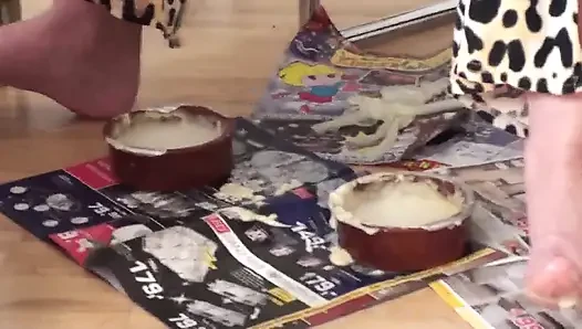 Лижи, подчищай мои подошвы, раб!