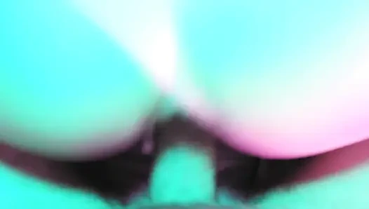 Sarışın orta yaşlı seksi kadın eva lateks fetişi pembe elbiseli minet amcığını sikiyor büyük yarak sapık gonzo